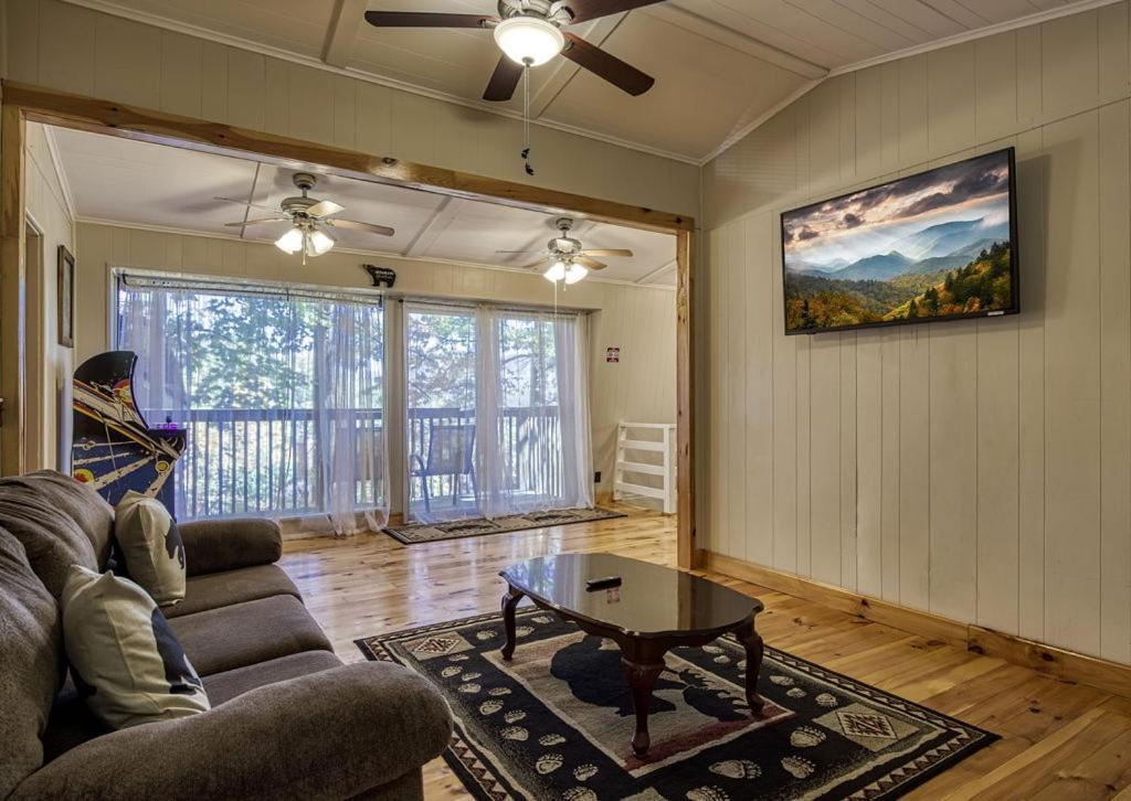Four Bears Den, Hot Tub, 1089 Of Free Attraction Tickets For Each Paid Day, Dollywood And More 개틀린버그 외부 사진